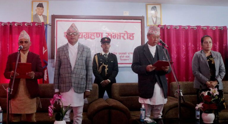 मुख्यमन्त्री कार्कीद्वारा शपथ ग्रहण