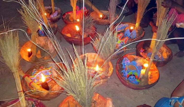 मिथिलाञ्चलमा ‘सामा–चकेवा’ खेल्दै