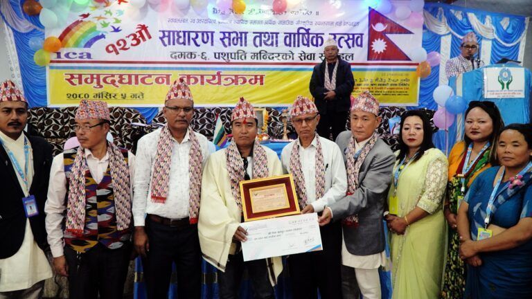 फाल्गुनन्द सहकारी पत्रकारिता पुरस्कारबाट पत्रकार लामा पुरस्कृत