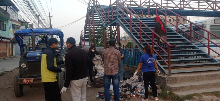 दमकमा थुप्रिएको फोहोर व्यवस्थापनमा जुट्यो सुन्दर समाज नेपाल