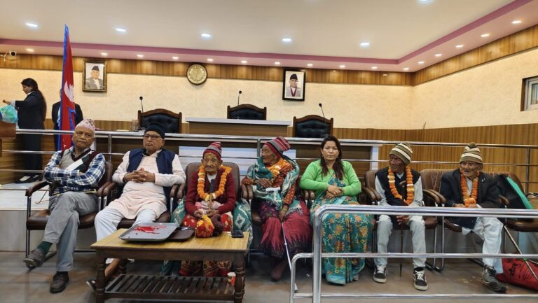 १०७ बर्षिय धनञ्जय घिमिरेलाई दमक नगरपालिकाले गर्यो ‘नगर पिता’ घोषणा