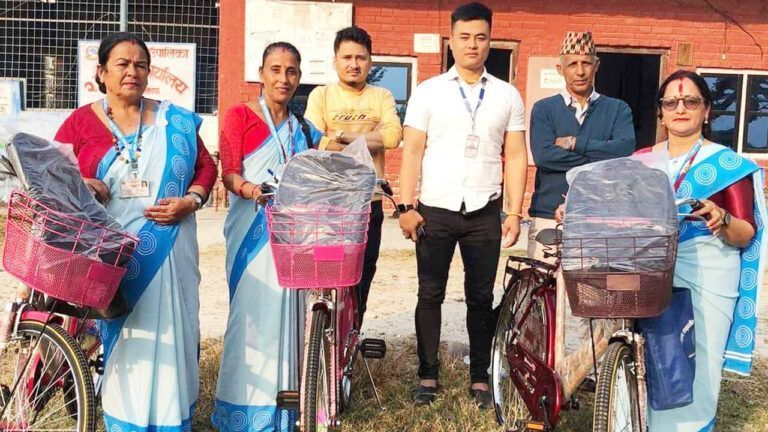 कमल-२ ले दियो ३ जना स्वास्थ्य स्यमंसेविकाहरुलाई नयाँ साईकल