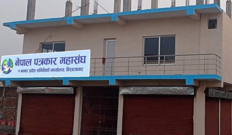 कोशीका पत्रकारले गरे भुकम्प पीडितलाइ ५० हजार सहयोग