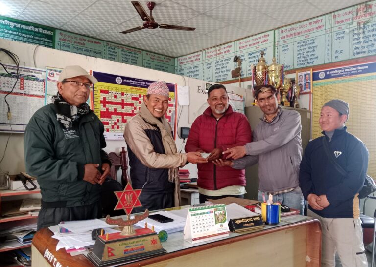 दोमुखा धार्मिक तथा पर्यटन संस्थाद्धारा बाल निकुञ्जलाई एक लाख सहयोग