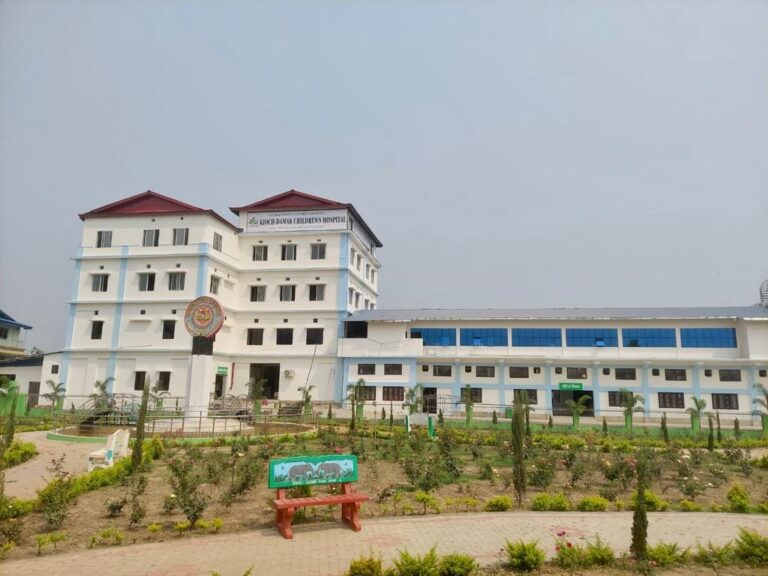 दमकस्थित किओच बाल अस्पताललाई दुई व्यापारीबाट रु ५ लाख सहयोग