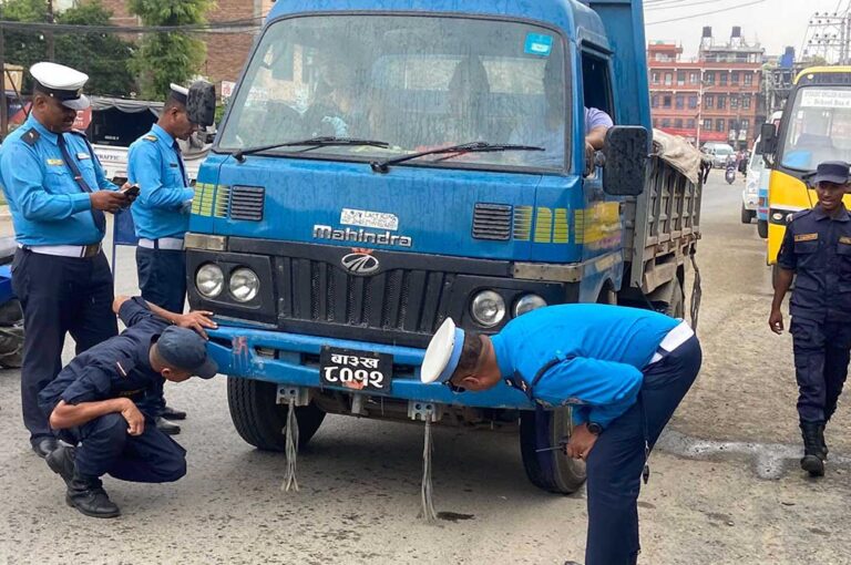 ट्राफिकको यान्त्रिक चेकिङ्गमा ५३ जना चालकमाथि कारबाही