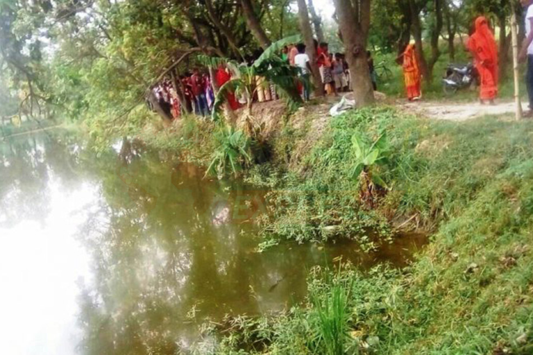 सर्लाहीमा कार अनियन्त्रित भई पोखरी खस्दा दुई जना बेपत्ता