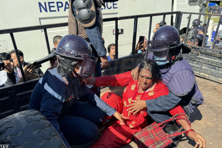 रास्वपाका कार्यकार्ताले निषेधित क्षेत्र तोड्न खोज्दा अश्रुग्याँस प्रहार